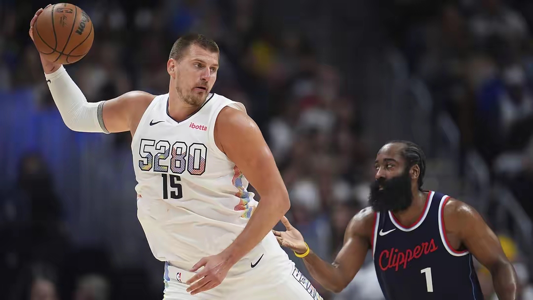 包含转折点丹佛掘金外线爆发；欧篮联清晨攻防权衡；气氛紧张；年轻球员得到机会的词条