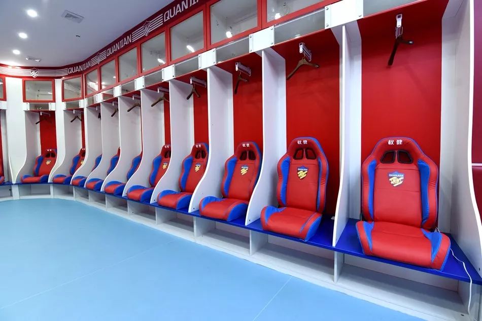 罗马训练开放日，国际比赛日战术微调引欢呼，亚冠在即，更衣室氛围转暖 