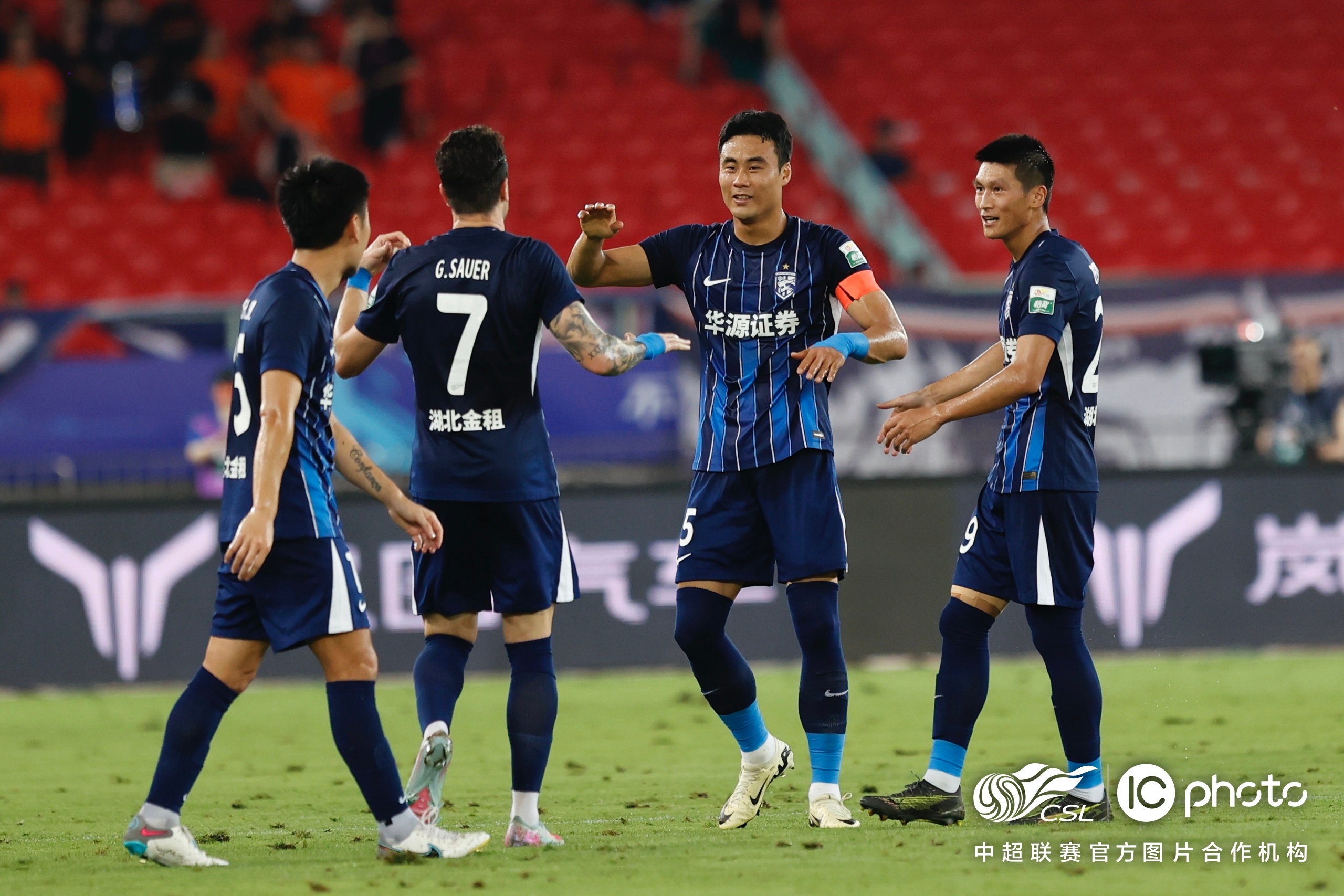 关于武汉三镇发布备战花絮；国际比赛日内部沟通；CBA季后赛任务艰巨；更衣室氛围转暖的信息