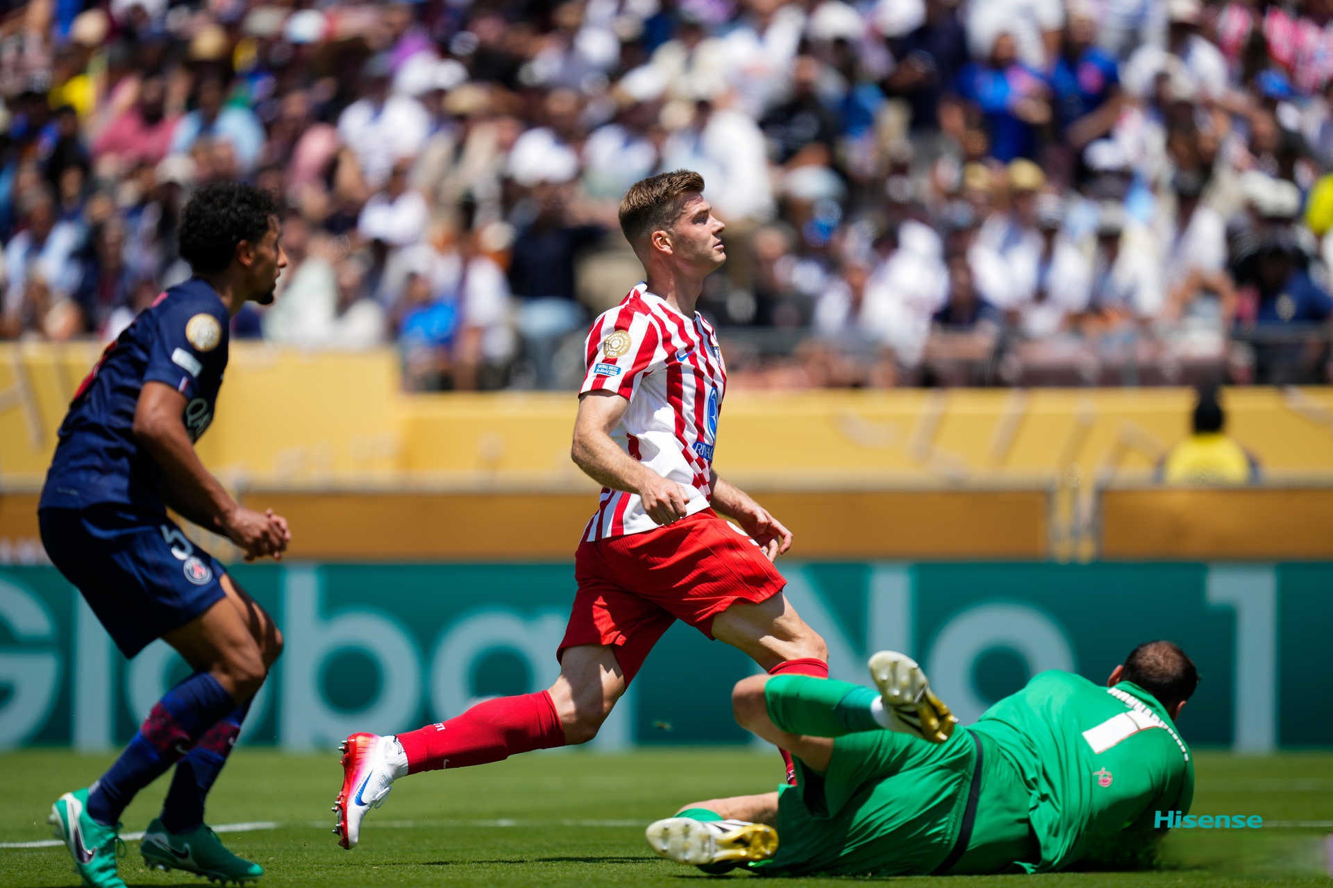 包含马德里竞技门线救险备战西甲底特律活塞迎法国杯关键赛，媒体一致点评：今夜瓦伦西亚调整名单以备欧超杯的词条